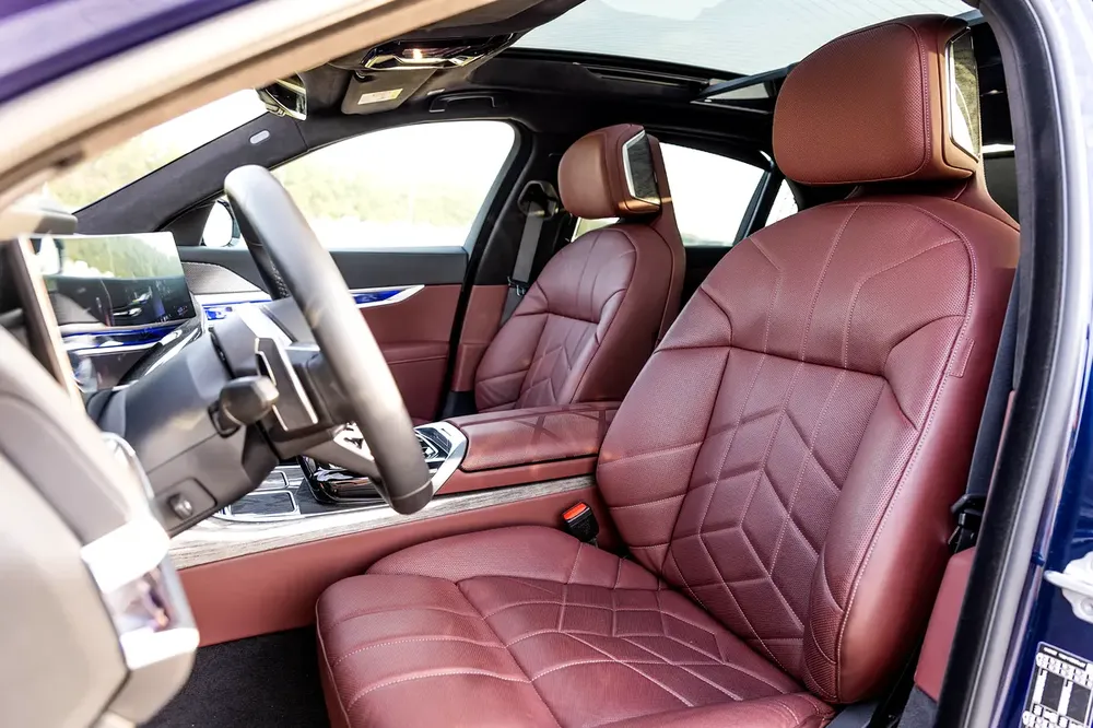 BMW 740i M Sport Individual – 2025 | GCC | LOW MILEAGE || 8,853 KM |  5 YEARS SERVICE AND WARRANTY - Image 7
