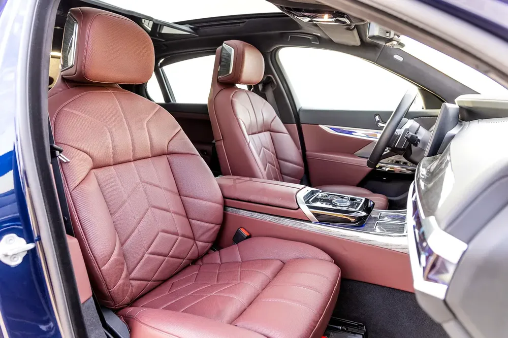 BMW 740i M Sport Individual – 2025 | GCC | LOW MILEAGE || 8,853 KM |  5 YEARS SERVICE AND WARRANTY - Image 8