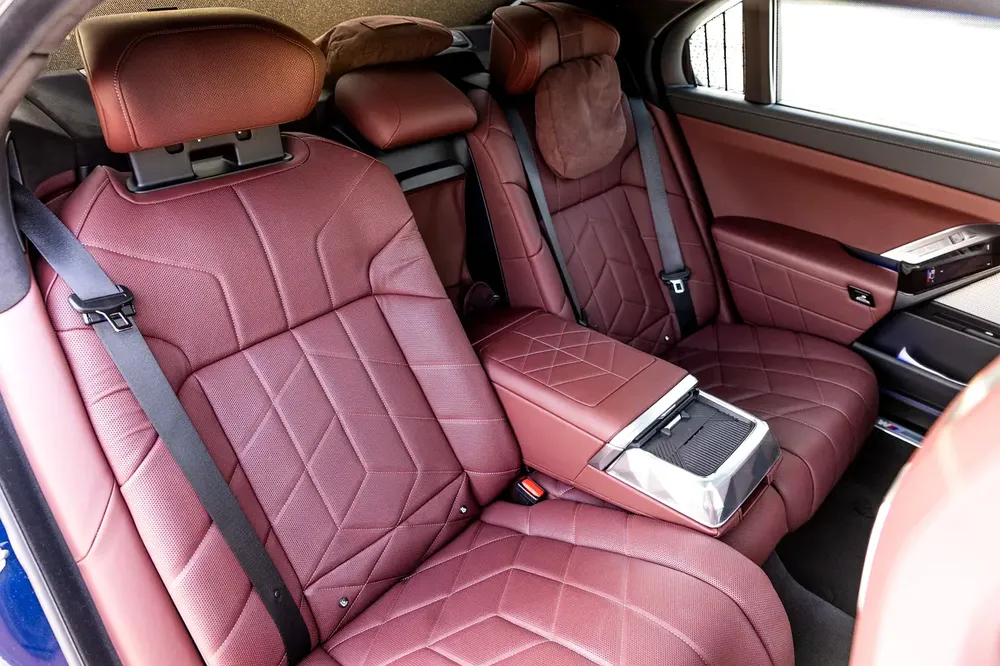 BMW 740i M Sport Individual – 2025 | GCC | LOW MILEAGE || 8,853 KM |  5 YEARS SERVICE AND WARRANTY - Image 9