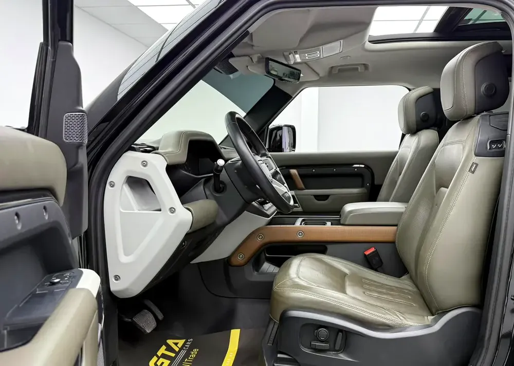 2021 Land Rover Defender P400 ,Agency Warranty+Full Service History ,GCC - Image 11
