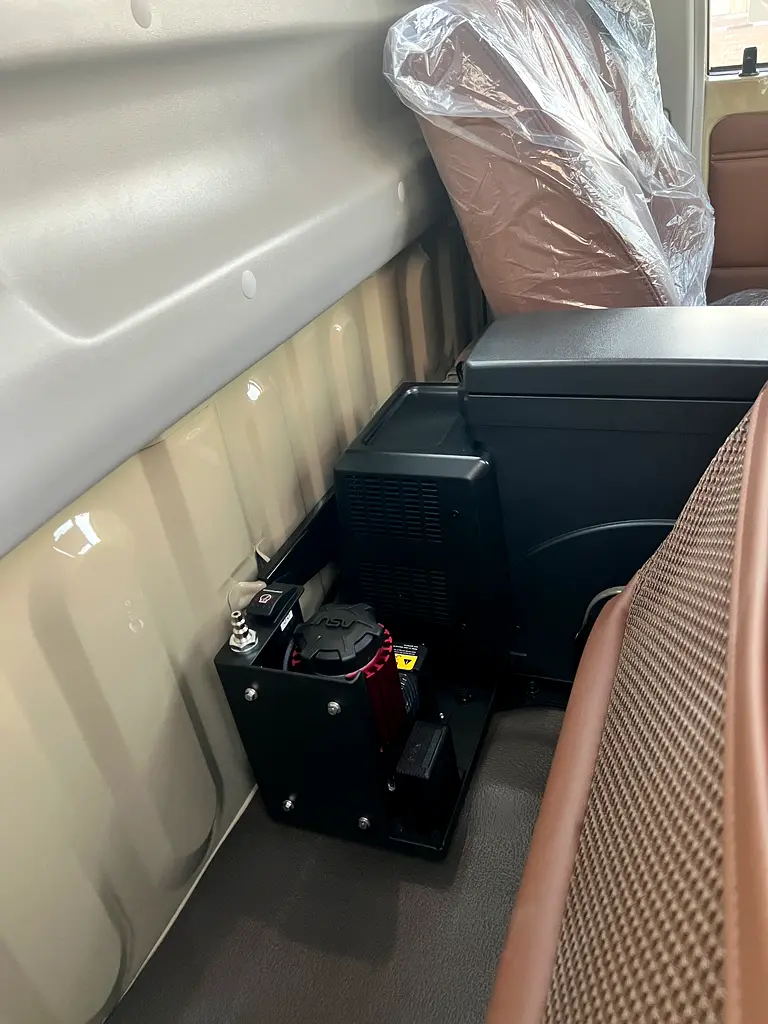 Land Cruiser 40 Anniversary , Purchased from Al Futtaim, under warranty till 27-11-2028 - Image 17