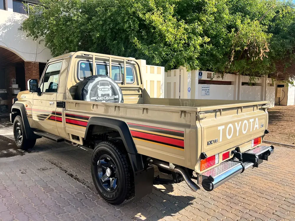 Land Cruiser 40 Anniversary , Purchased from Al Futtaim, under warranty till 27-11-2028 - Image 7