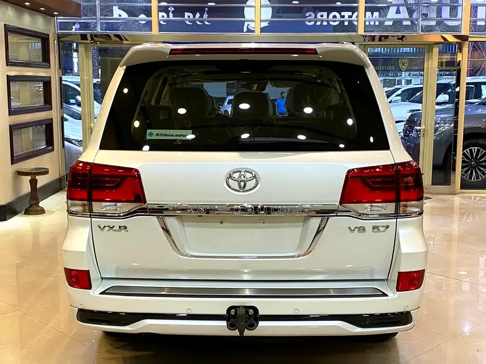 Toyota Land Cruiser VXR 2016 | GCC Specs | Immaculate Condition - Image 10