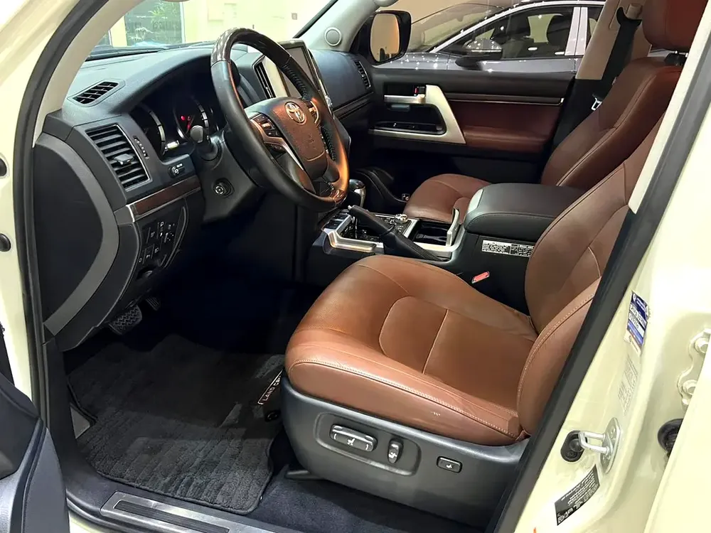 Toyota Land Cruiser VXR 2016 | GCC Specs | Immaculate Condition - Image 11