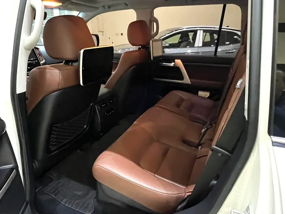 Toyota Land Cruiser VXR 2016 | GCC Specs | Immaculate Condition - Image 12