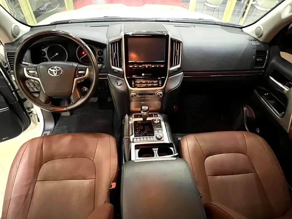 Toyota Land Cruiser VXR 2016 | GCC Specs | Immaculate Condition - Image 13