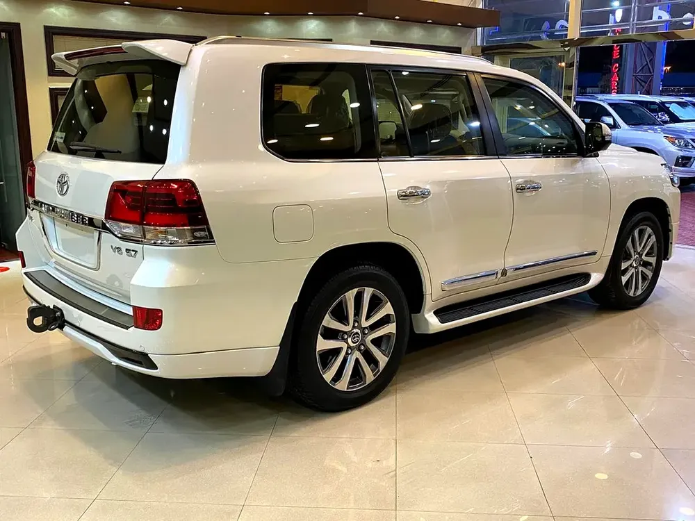 Toyota Land Cruiser VXR 2016 | GCC Specs | Immaculate Condition - Image 4