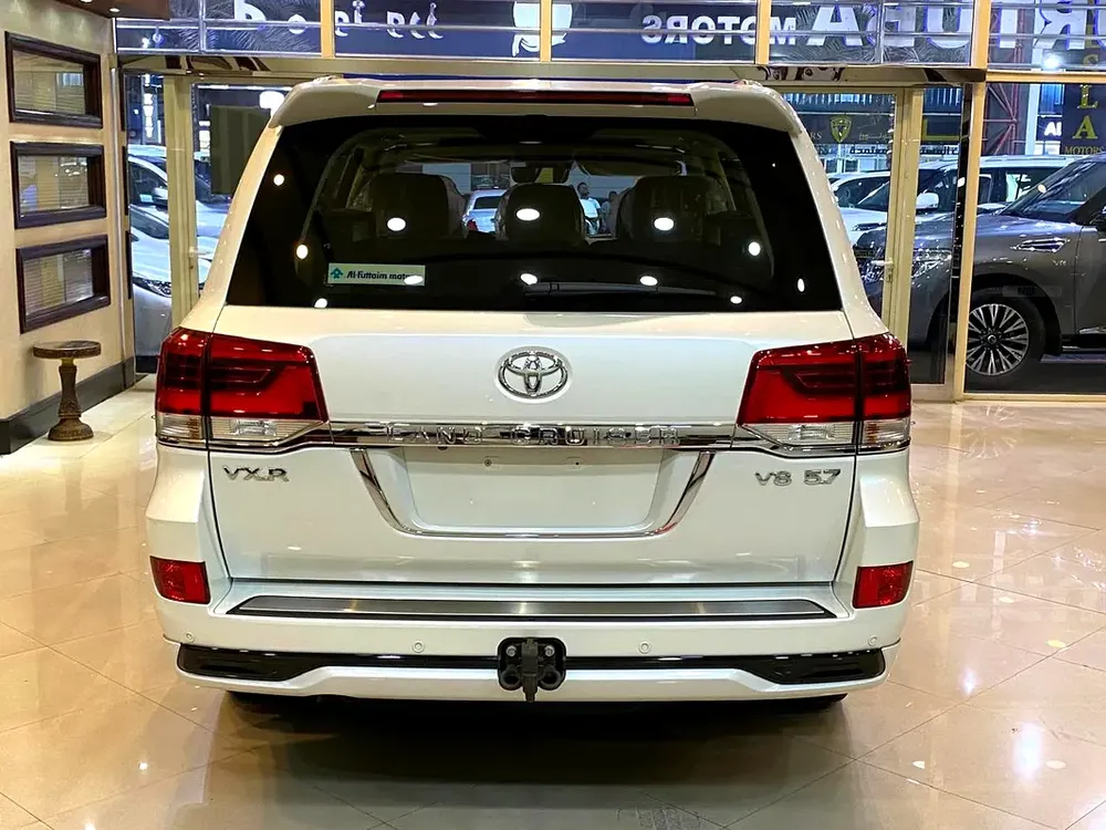 Toyota Land Cruiser VXR 2016 | GCC Specs | Immaculate Condition - Image 5