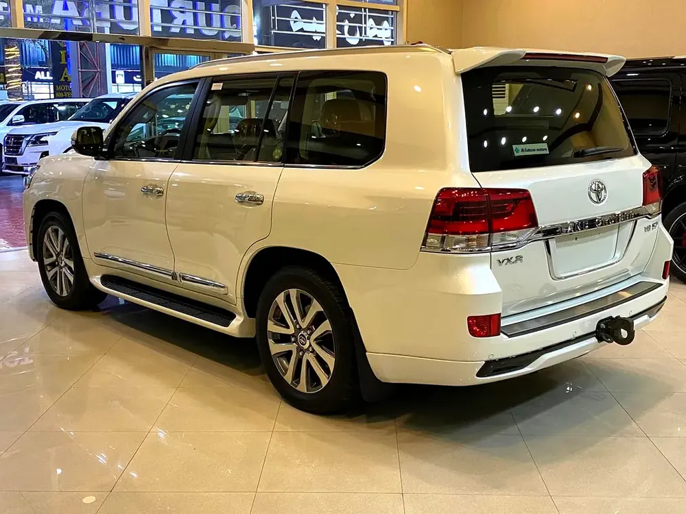 Toyota Land Cruiser VXR 2016 | GCC Specs | Immaculate Condition - Image 6