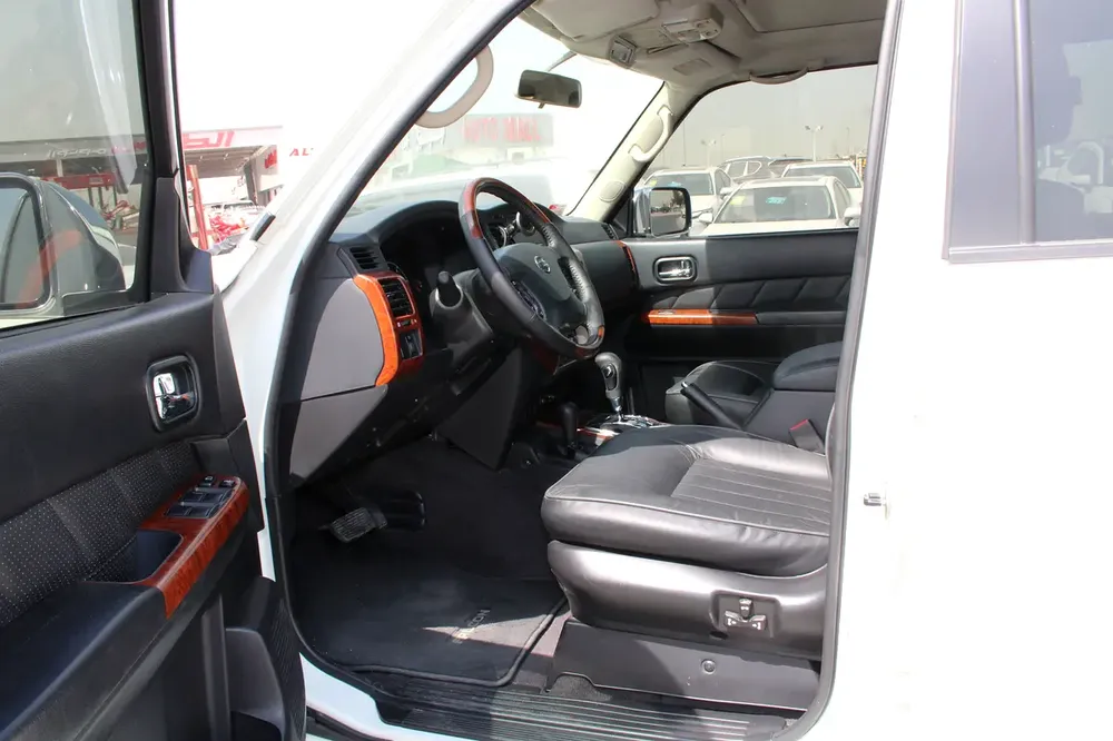 NISSAN PATROL SAFARI 4.8L PETROL GRX FULL OPTION AUTO. - Image 5