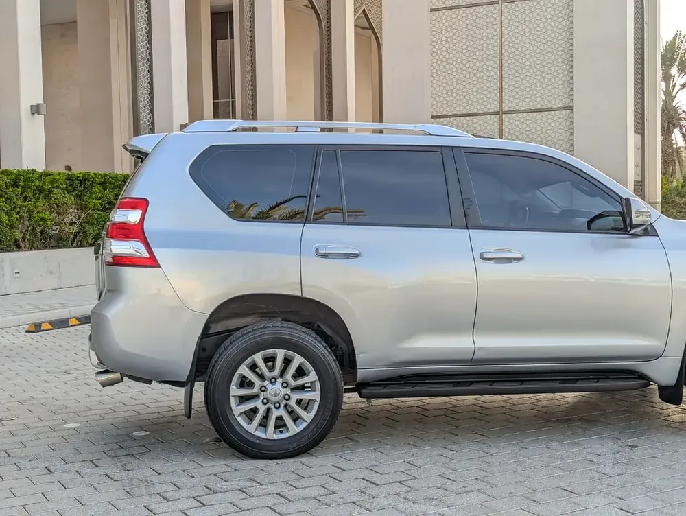 TOYOTA PRADO 2016 VXR FULL OPTION V4 2.7L GCC IN EXCELLENT CONDITION - Image 12