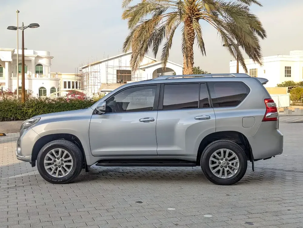 TOYOTA PRADO 2016 VXR FULL OPTION V4 2.7L GCC IN EXCELLENT CONDITION - Image 17