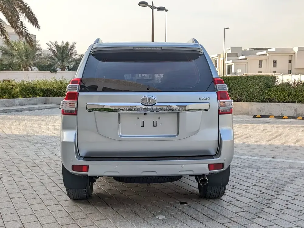 TOYOTA PRADO 2016 VXR FULL OPTION V4 2.7L GCC IN EXCELLENT CONDITION - Image 18