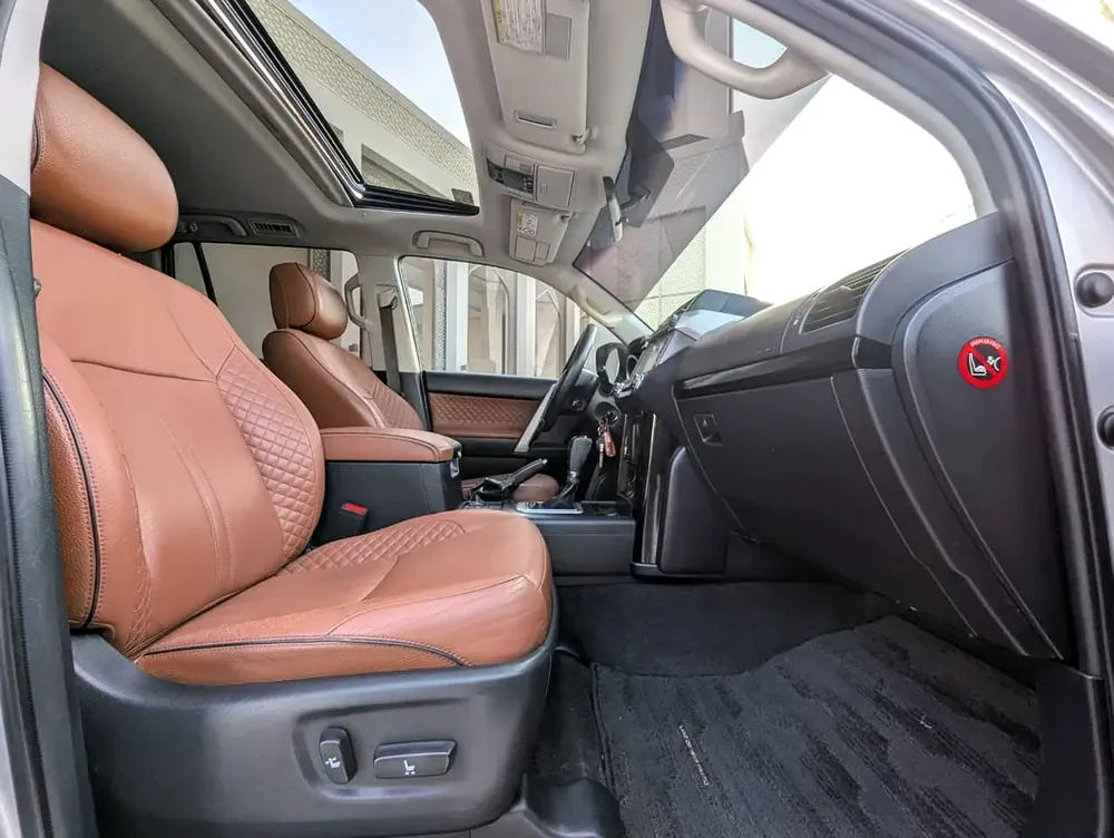 TOYOTA PRADO 2016 VXR FULL OPTION V4 2.7L GCC IN EXCELLENT CONDITION - Image 4