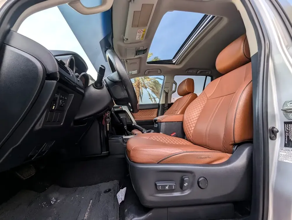 TOYOTA PRADO 2016 VXR FULL OPTION V4 2.7L GCC IN EXCELLENT CONDITION - Image 5
