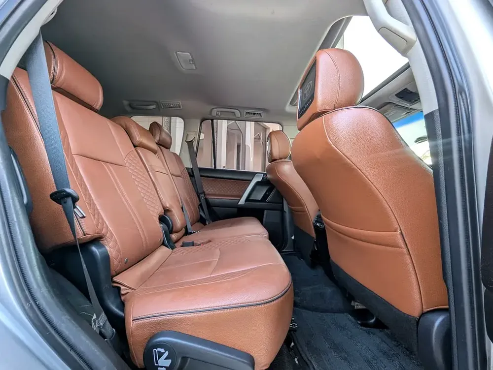 TOYOTA PRADO 2016 VXR FULL OPTION V4 2.7L GCC IN EXCELLENT CONDITION - Image 8