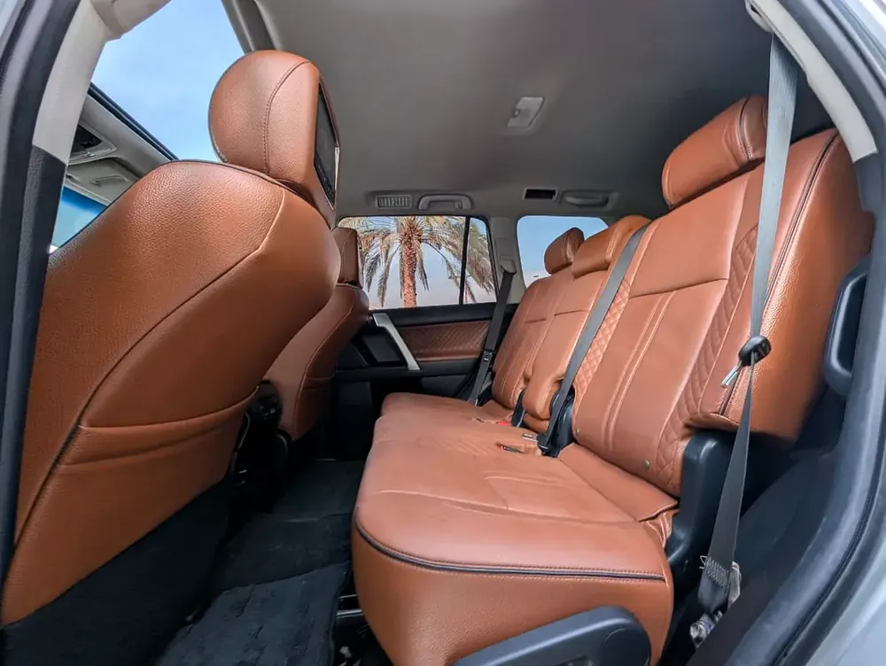 TOYOTA PRADO 2016 VXR FULL OPTION V4 2.7L GCC IN EXCELLENT CONDITION - Image 9