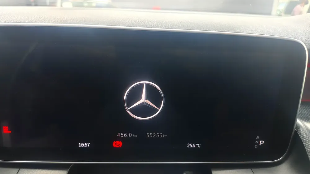 2025 Mercedes-Benz GLC 300 - Japanese Specs - Brand New Condition - Image 4