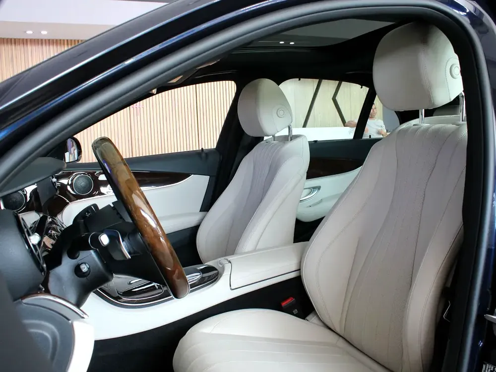 2023 - Mercedes-Benz E300  - GCC with warranty - Image 10