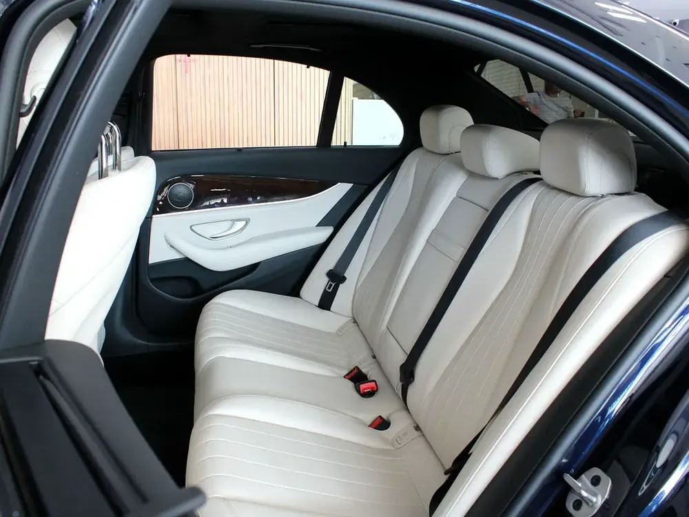 2023 - Mercedes-Benz E300  - GCC with warranty - Image 12