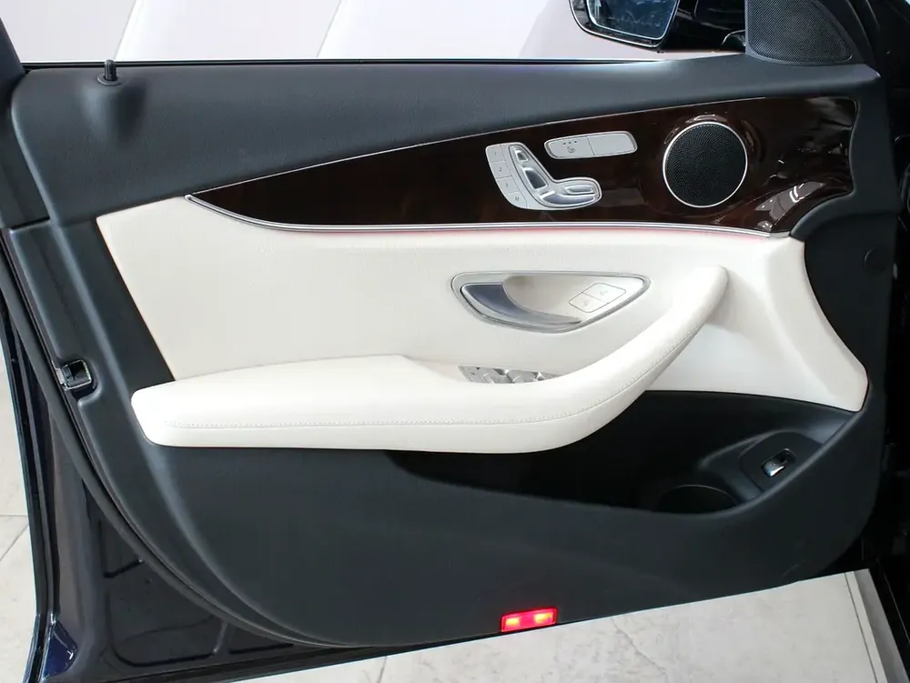 2023 - Mercedes-Benz E300  - GCC with warranty - Image 13