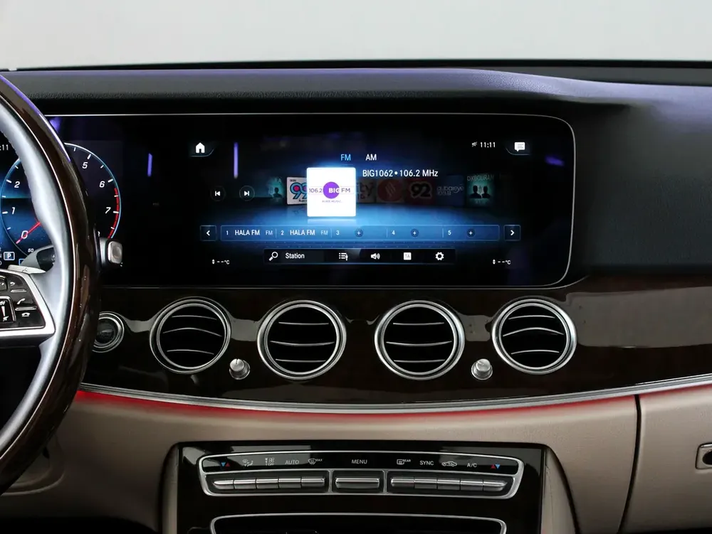 2023 - Mercedes-Benz E300  - GCC with warranty - Image 17