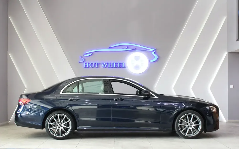 2023 - Mercedes-Benz E300  - GCC with warranty - Image 5