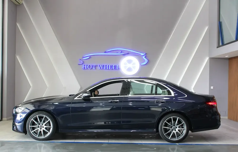 2023 - Mercedes-Benz E300  - GCC with warranty - Image 6