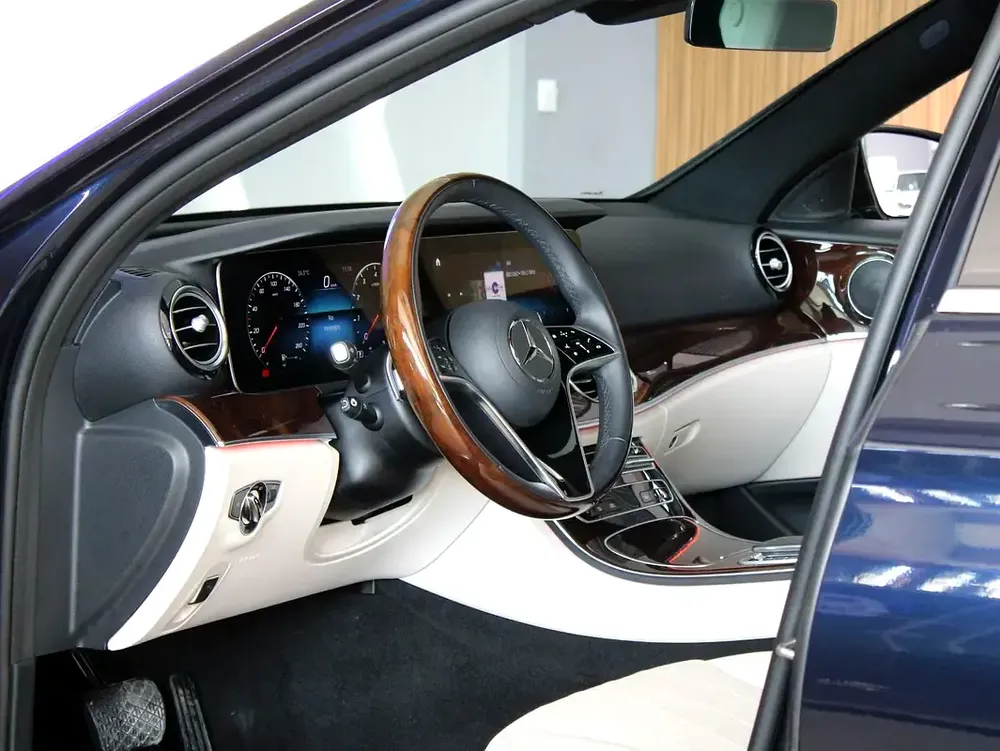 2023 - Mercedes-Benz E300  - GCC with warranty - Image 8