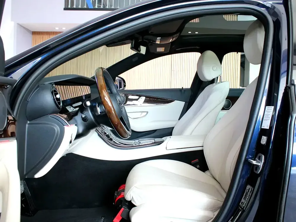 2023 - Mercedes-Benz E300  - GCC with warranty - Image 9