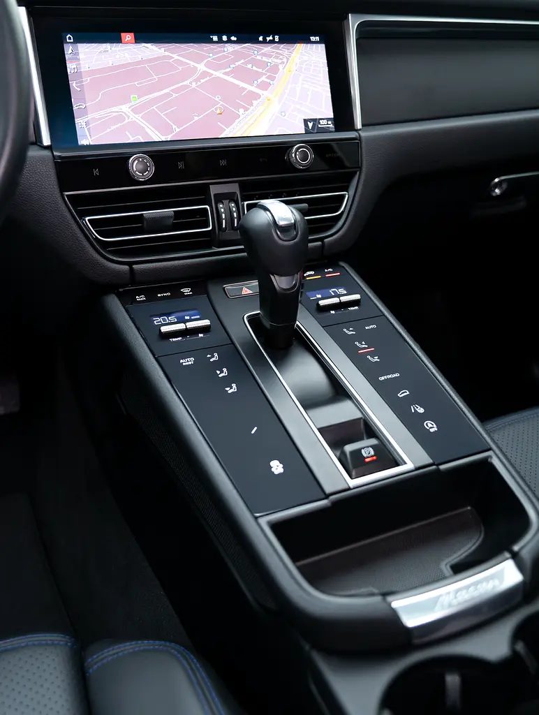 2023 Porsche Macan, 2027 Porsche Warranty, Low Kms, GCC - Image 16