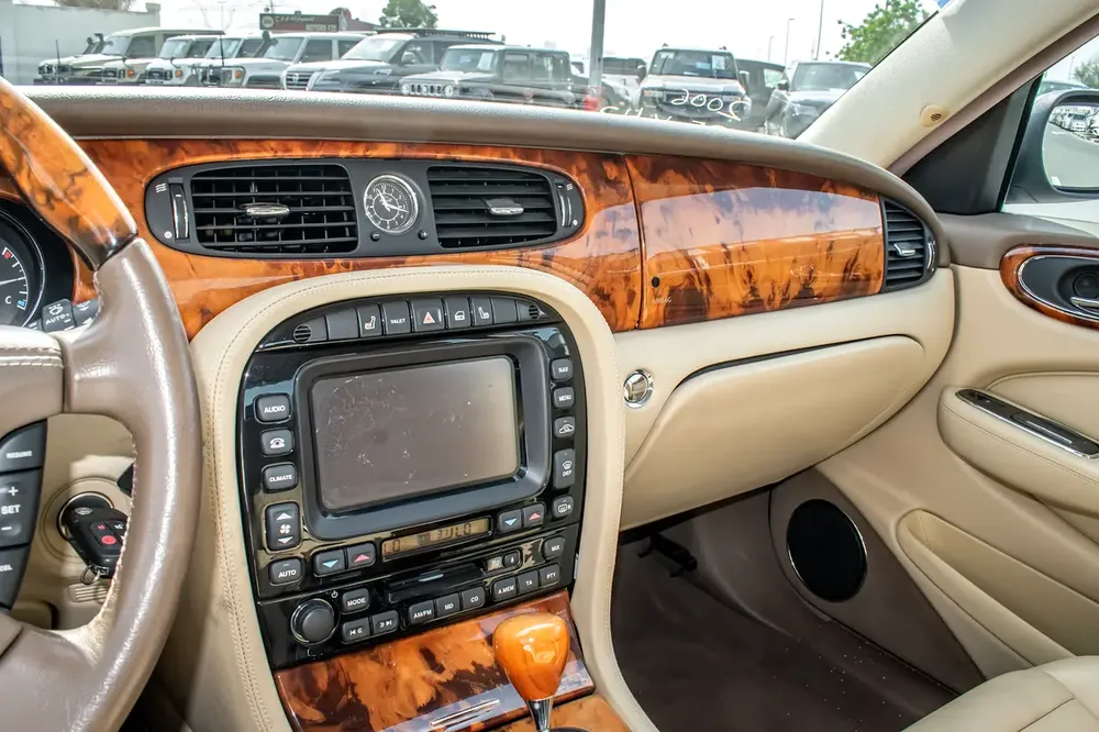 2006 - JAGUAR XJ8 - GOOD CONDITION - ONLY 43,000 KM - Image 12
