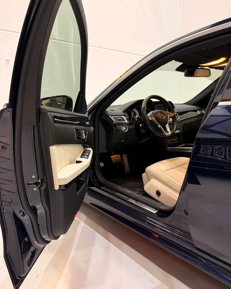 Mercedes-Benz E300 | E-Class | GCC | Premium Sedan | Excellent Condition. - Image 9