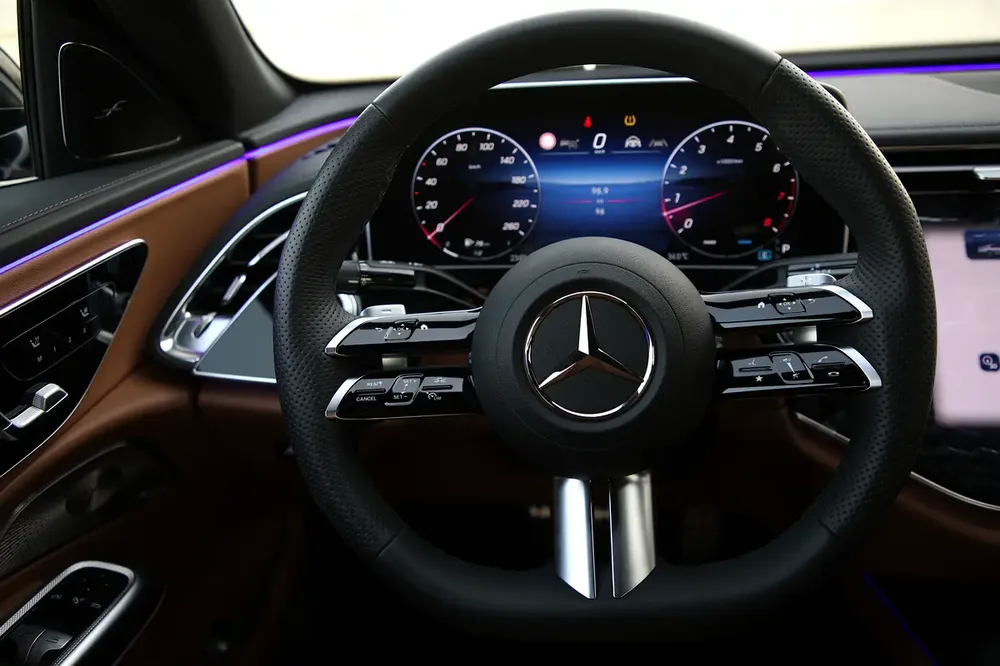 MERECEDS BENZ E 300 4MATIC - 2025 - FULLY LOADED - BRAND NEW - Image 15