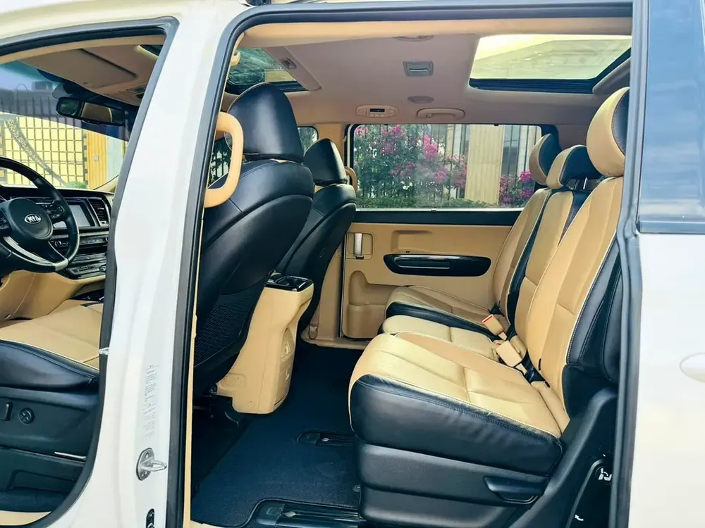 2018 Kia Carnival LX - GCC Specs full option perfect condition car - Image 10
