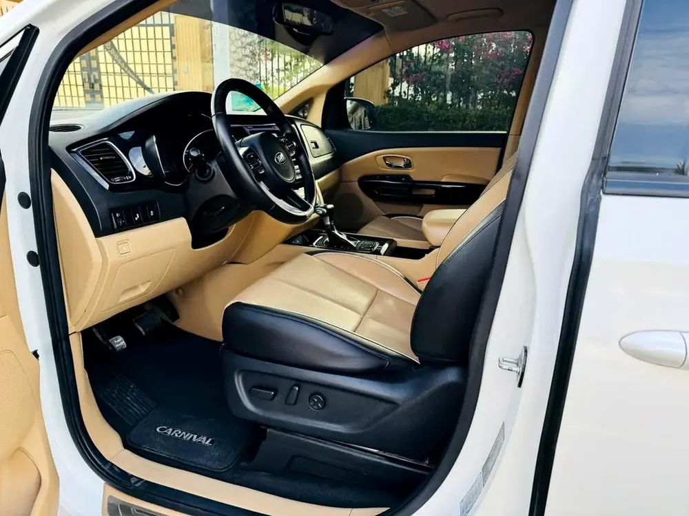 2018 Kia Carnival LX - GCC Specs full option perfect condition car - Image 12