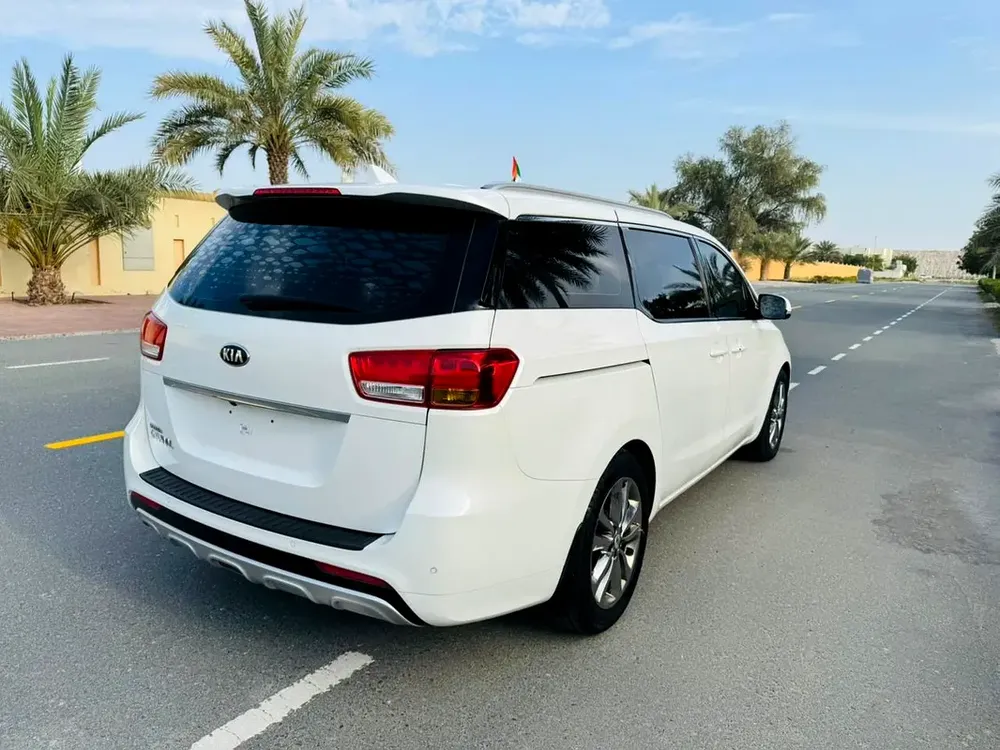 2018 Kia Carnival LX - GCC Specs full option perfect condition car - Image 4