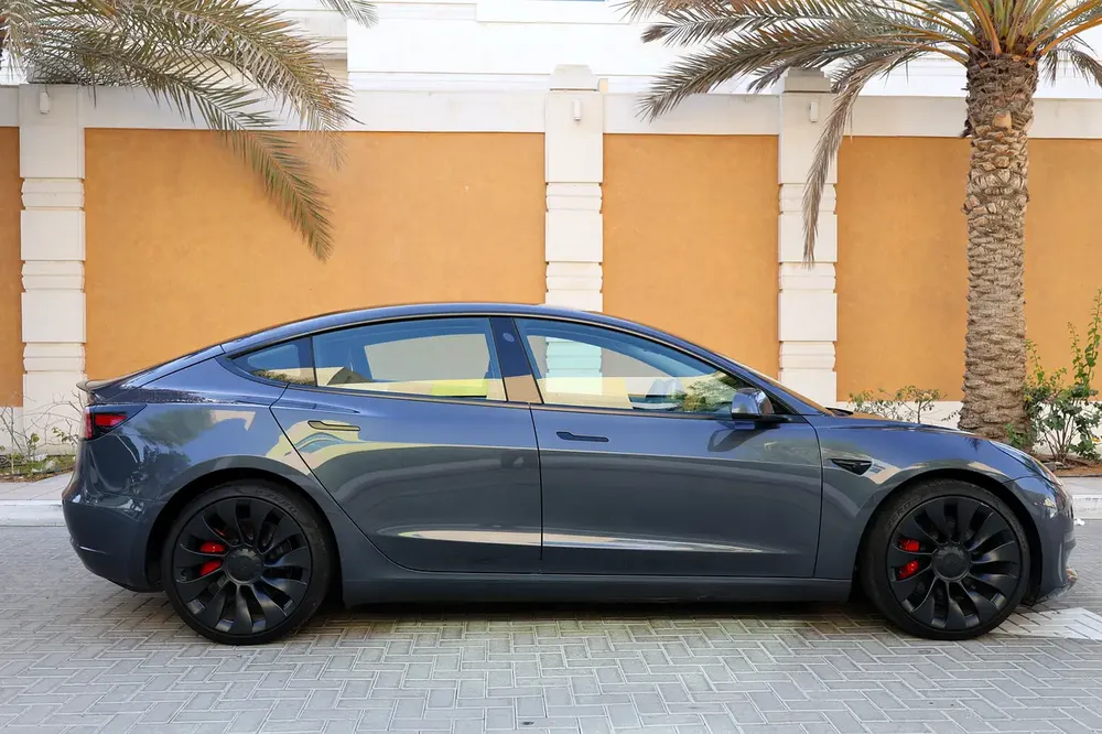 TESLA MODEL 3 PERFORMANCE - GCC SPECS - UNDER WARRANTY - FULL SERVICE HISTORY - ACCIDENT FREE - - Image 10