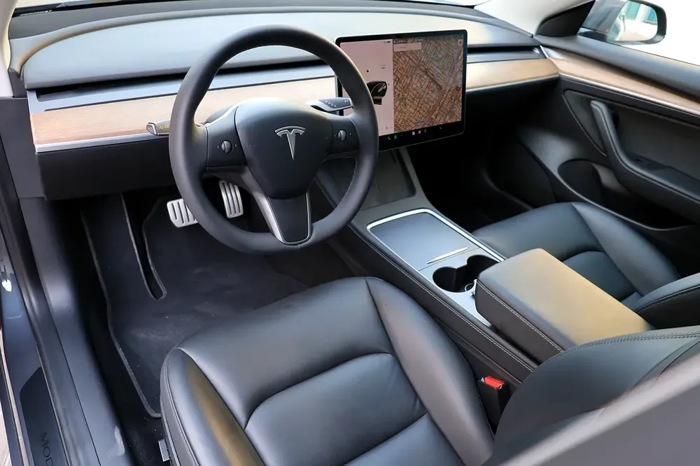 TESLA MODEL 3 PERFORMANCE - GCC SPECS - UNDER WARRANTY - FULL SERVICE HISTORY - ACCIDENT FREE - - Image 15