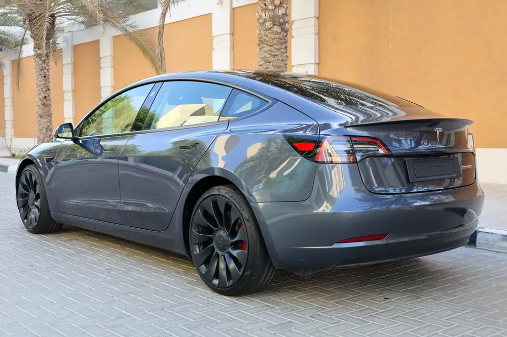 TESLA MODEL 3 PERFORMANCE - GCC SPECS - UNDER WARRANTY - FULL SERVICE HISTORY - ACCIDENT FREE - - Image 7
