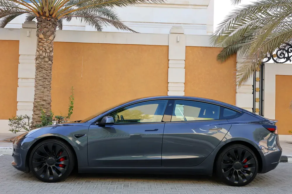 TESLA MODEL 3 PERFORMANCE - GCC SPECS - UNDER WARRANTY - FULL SERVICE HISTORY - ACCIDENT FREE - - Image 9