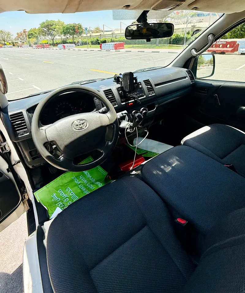 Toyota Hiace Standard 2018 - GCC Specs - Reliable and Spacious - Image 4