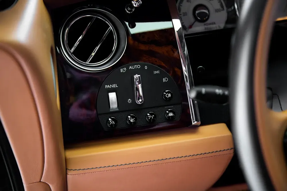 4 BUTTONS | TWO TONE INTERIOR | STARLIGHT | WRAITH - Image 7