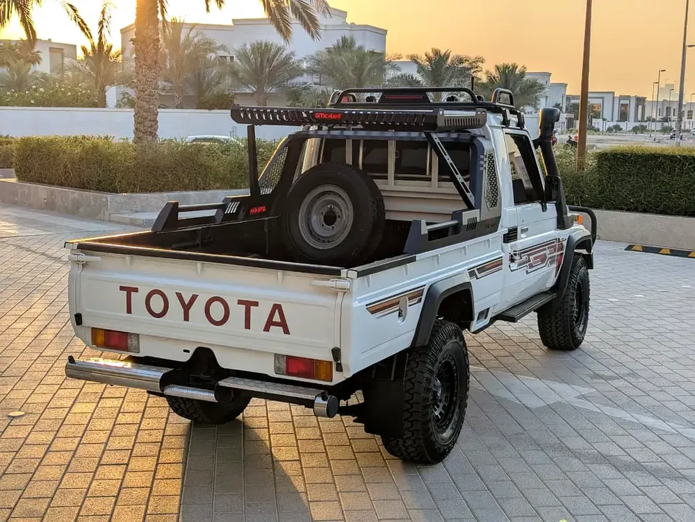 Toyota Land Cruiser 70 Series DIESEL LC 79 LX 2000 GCC Specs - Image 11