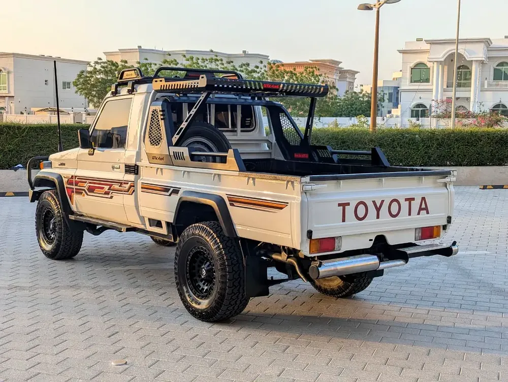 Toyota Land Cruiser 70 Series DIESEL LC 79 LX 2000 GCC Specs - Image 12