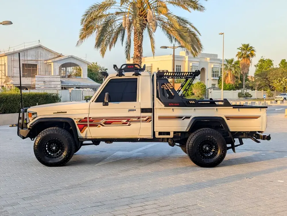 Toyota Land Cruiser 70 Series DIESEL LC 79 LX 2000 GCC Specs - Image 13