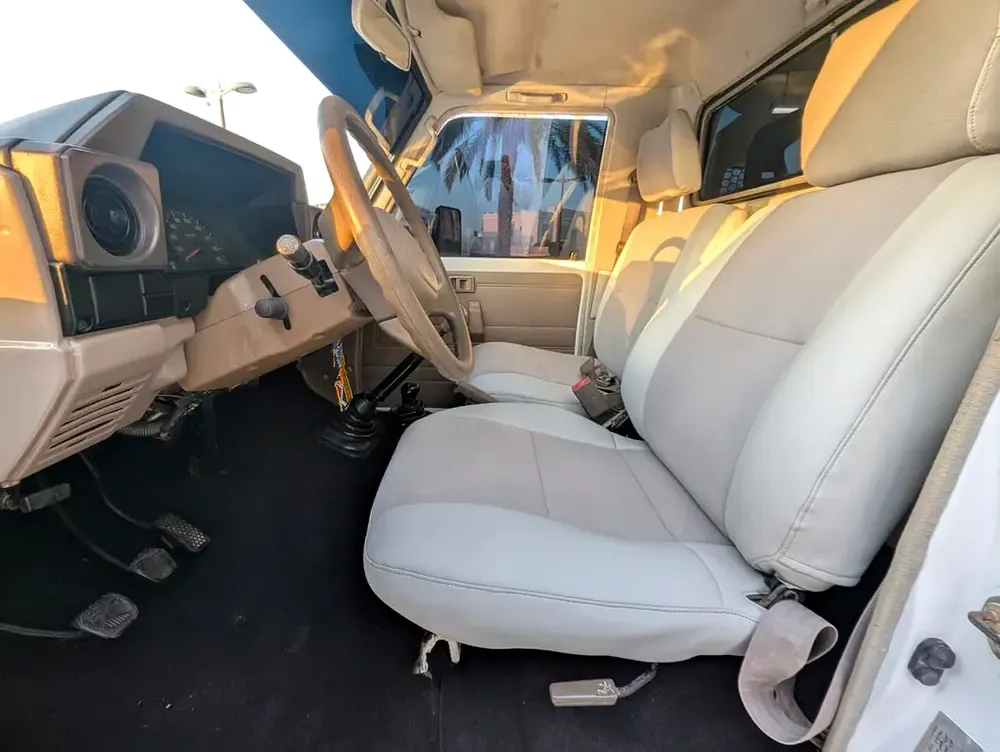 Toyota Land Cruiser 70 Series DIESEL LC 79 LX 2000 GCC Specs - Image 4