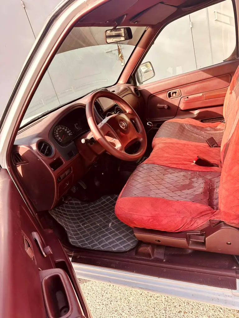 Nissan Pickup - Image 6