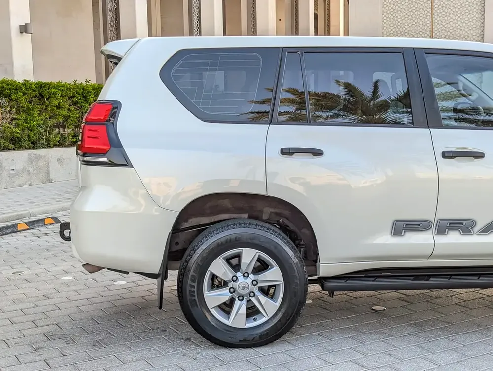 TOYOTA PRADO 2023 V4 2.7L ORIGINAL PAINT ACCIDENT FREE IN EXCELLENT CONDITION - Image 11