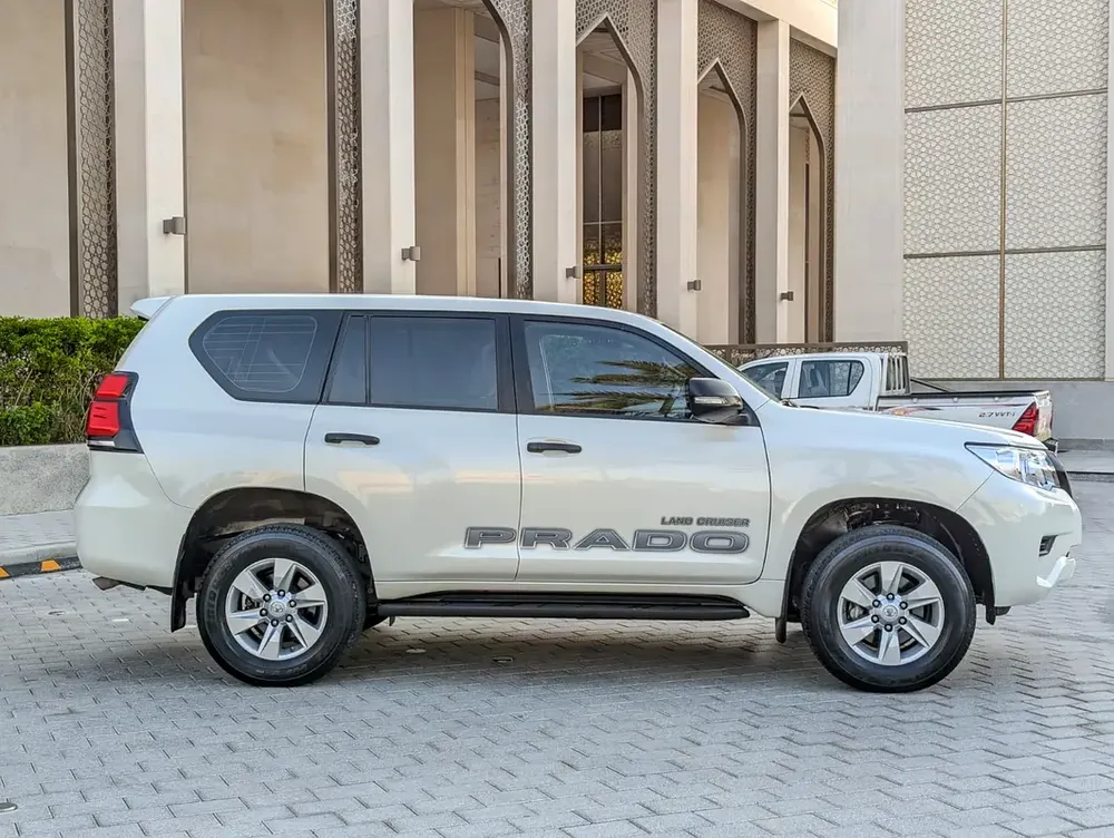 TOYOTA PRADO 2023 V4 2.7L ORIGINAL PAINT ACCIDENT FREE IN EXCELLENT CONDITION - Image 14